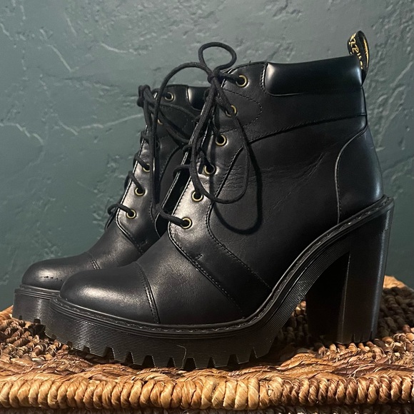 Offers Welcome! Dr. Martens Averil 6 Eye Leather Heeled Ankle Leather Boots - Picture 3 of 7